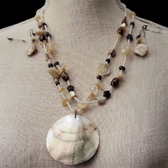Jewelry - Elegant Shell Pendant Necklace And Earing Set